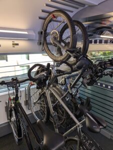 2 schwere eBikes hängen in der Deutschen Bahn an Aufhängungen